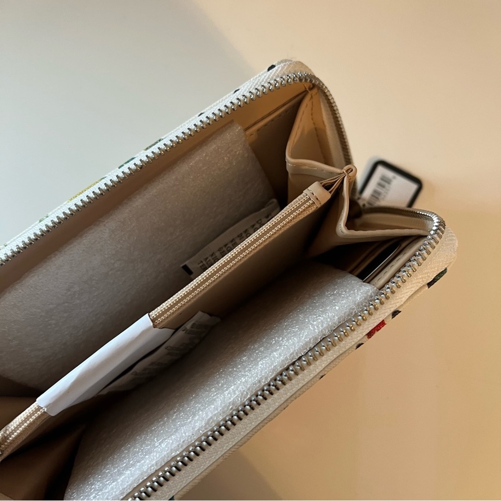 NWT IN BOX • Floral Guess Wallet - Picture 11 of 12